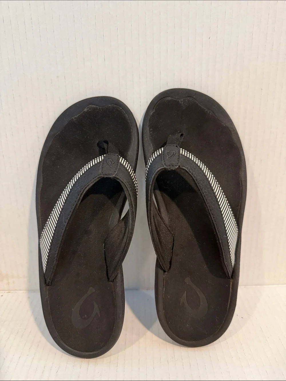 OluKai O’hana Women's Black Flip Flop Sandals with Striped Thong Strap (sz 6)